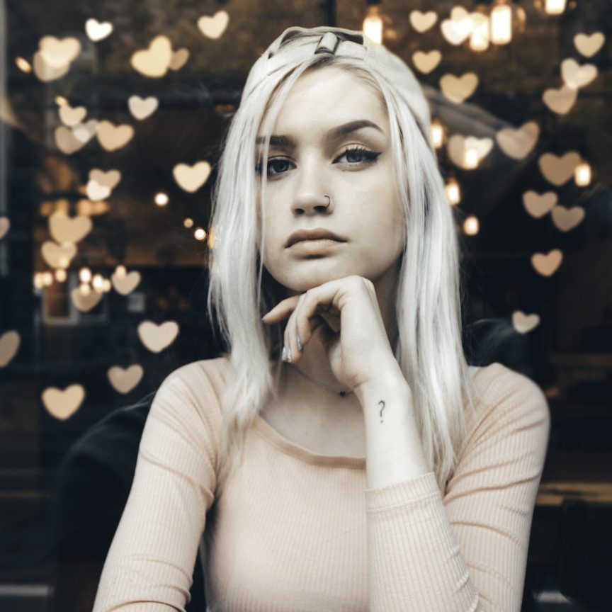 Junge Frau mit blonden Haaren, die getragene Unterwäsche verkauft